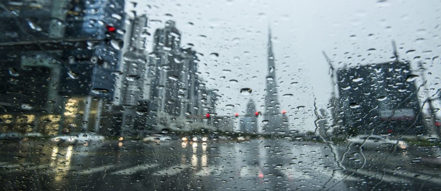 مخالفات القيادة أثناء المطر في الإمارات