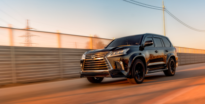 سيارة لكزس في الطريق