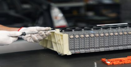 شخص يصلح بطارية الهايبرد