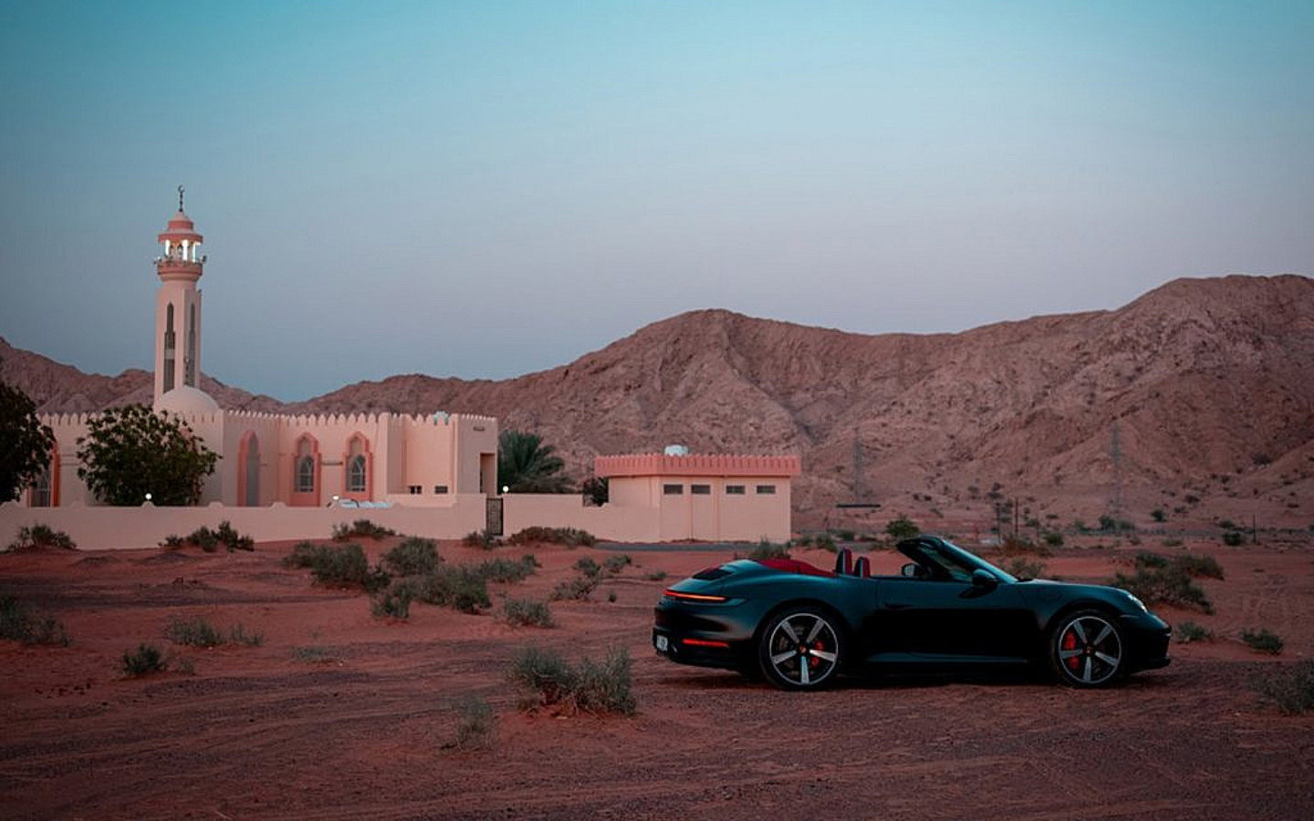 سيارة بورش أمام مسجد