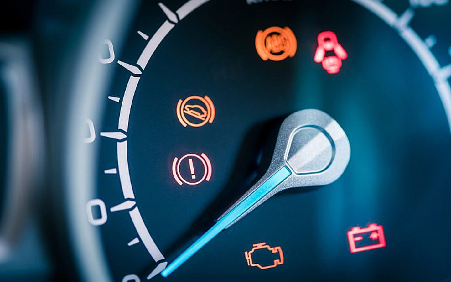 علامات تحذيرية في السيارة