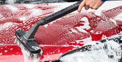 شخص يغسل سيارة