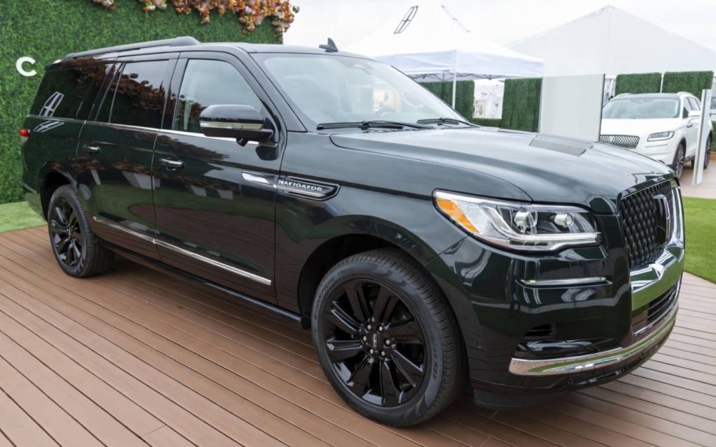 Lincoln Navigator with blacked out wheels