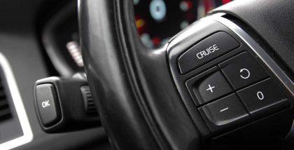 عجلة قيادة مع أزرار للتحكم في السيارة