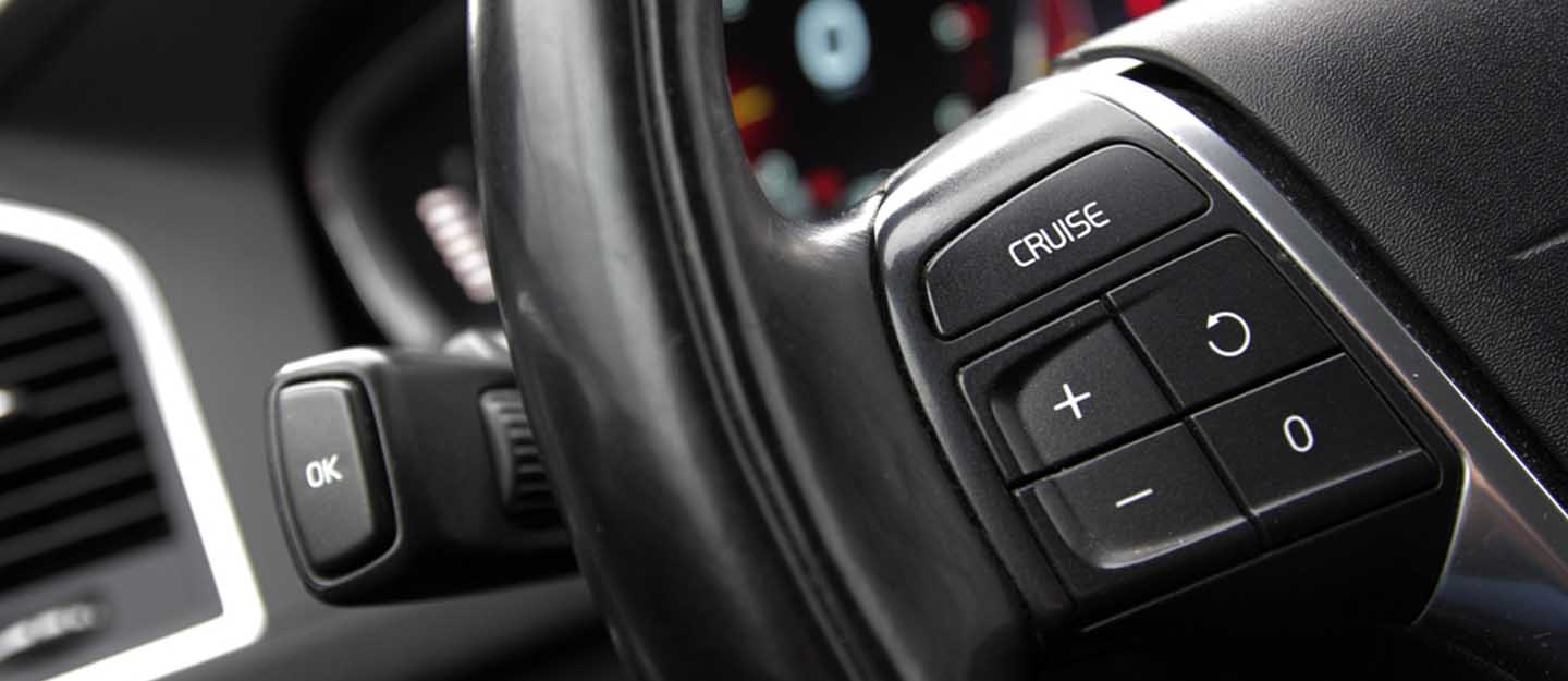 عجلة قيادة مع أزرار للتحكم في السيارة