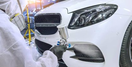 شخص يدهن السيارة