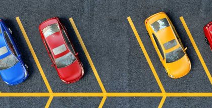 سيارات في مكان الاصطفاف