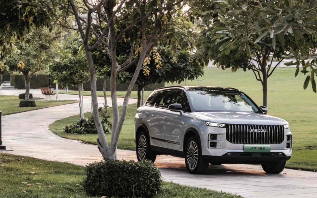 JAECOO J7 SHS on the track