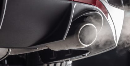 دخان أبيض يخرج من عادم سيارة
