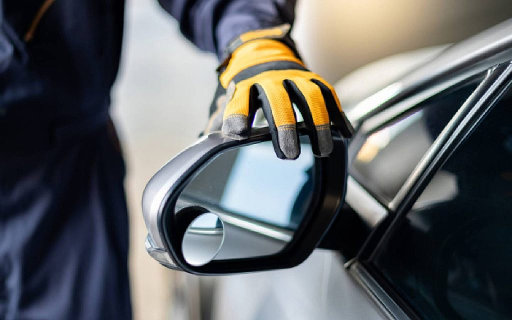 a hand is trying to find Common electric mirror issues