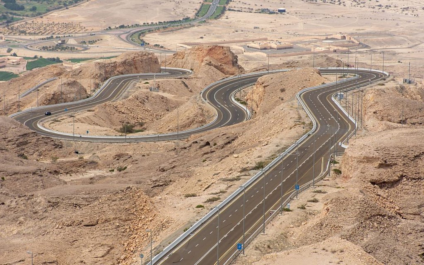 طريق غير مستوية