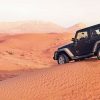 سيارة على الرمال